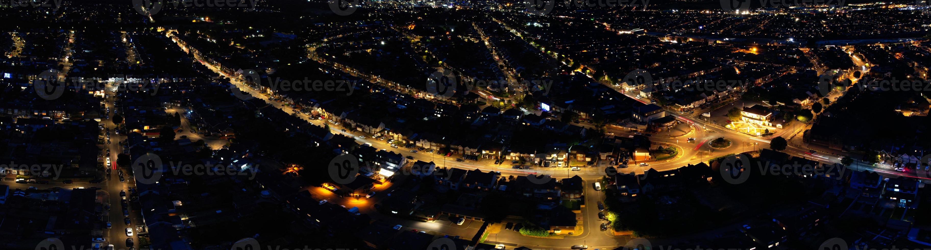 prachtig nachtzicht vanuit de lucht van de verlichte stad Luton in Engeland, de hoge hoekbeelden van de drone. foto