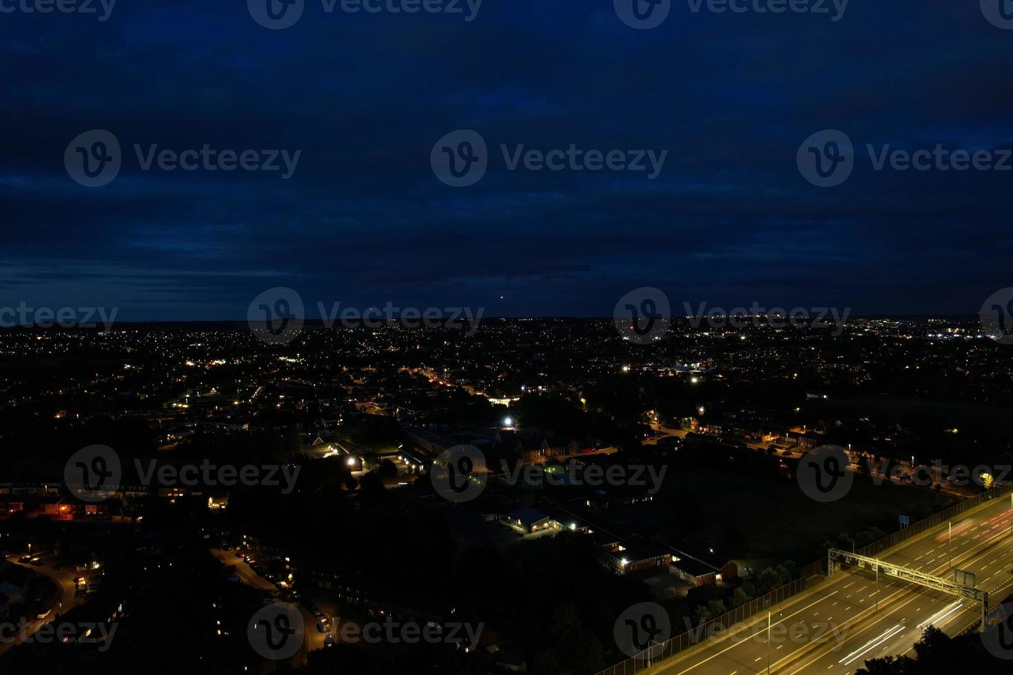 prachtige luchtfoto hoge hoekmening van Britse snelwegen en verkeer in Luton Town of England UK 's nachts na zonsondergang foto