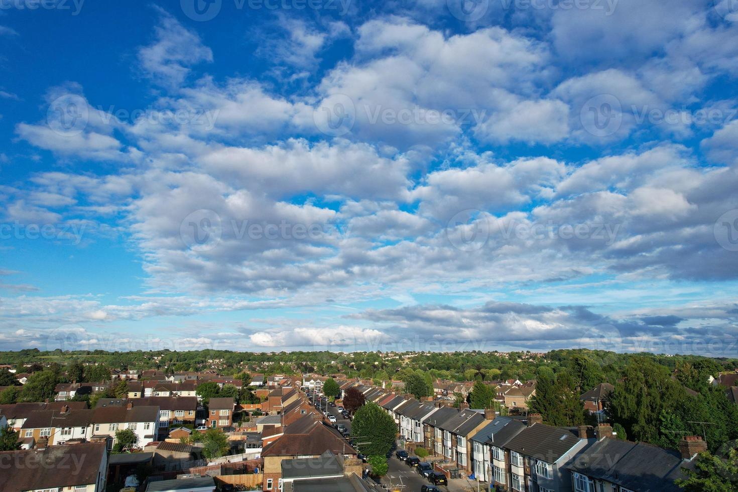 dramatische lucht en bewegende wolken boven de stad Luton in Engeland. britse stad foto