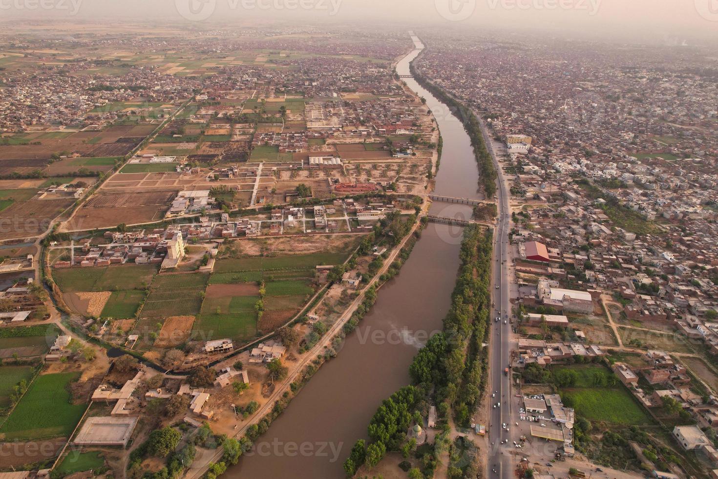 hoge hoekmening van gujranwala stad en woonhuizen bij overvolle antenne van punjab pakistan foto