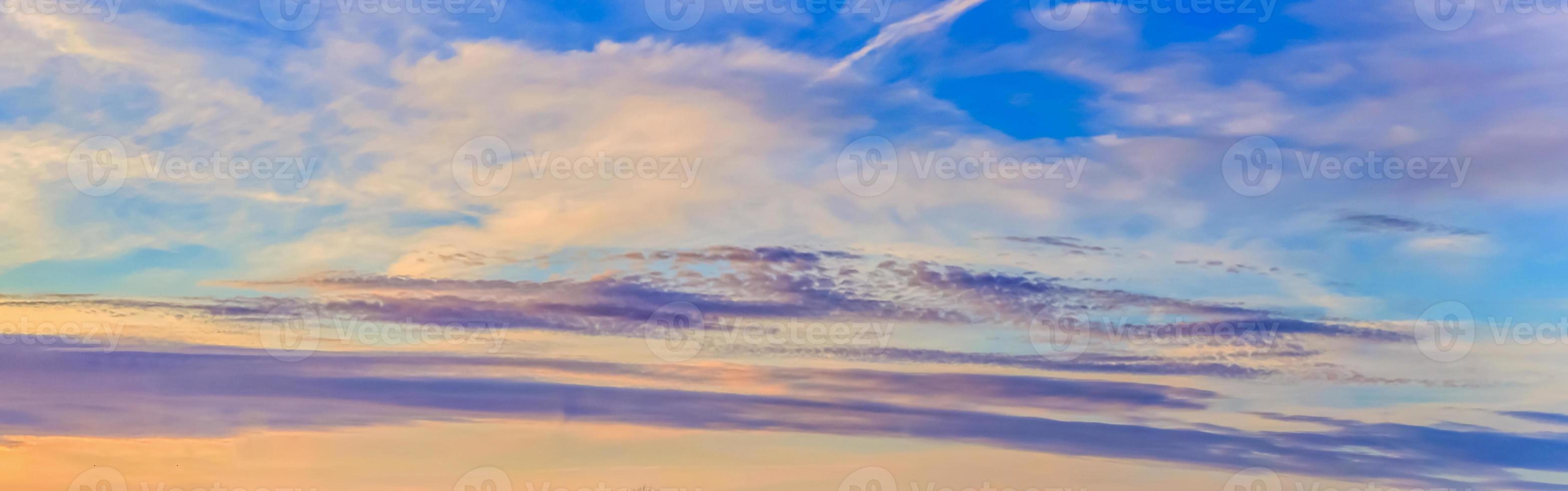 prachtig panorama met hoge resolutie van oranje en rode zonsondergangwolken in de avondlucht foto