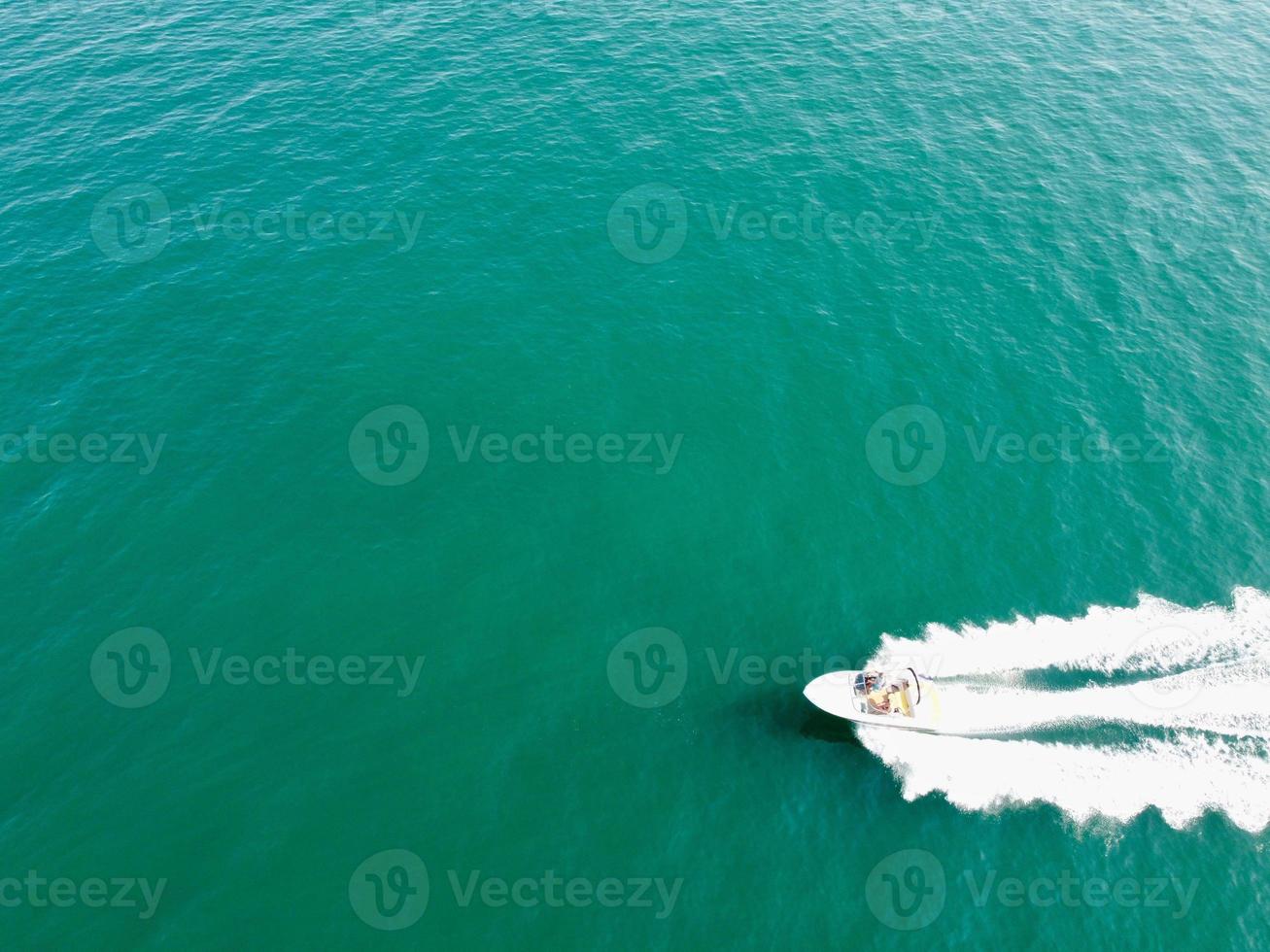 hoge hoekbeelden en luchtfoto van de oceaan met hogesnelheidsboten, mensen hebben plezier en genieten van het heetste weer op de strandboulevard van bournemouth in engeland uk. foto