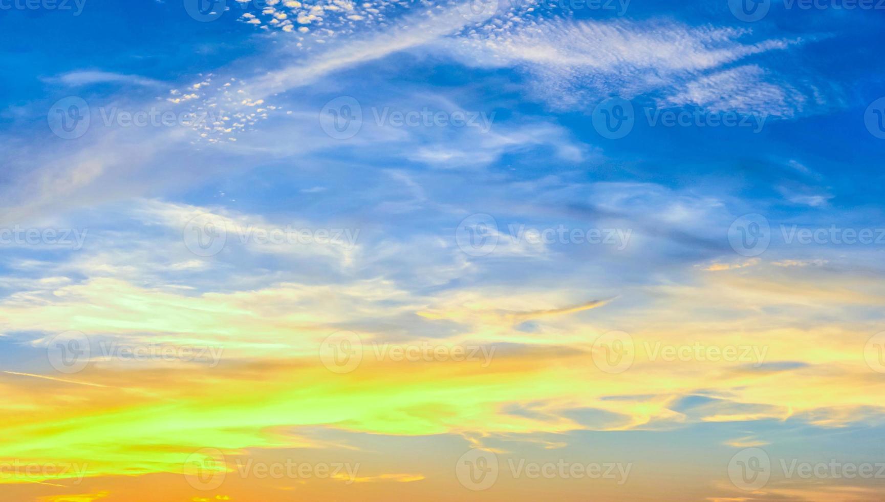 prachtig panorama met hoge resolutie van oranje en rode zonsondergangwolken in de avondlucht foto