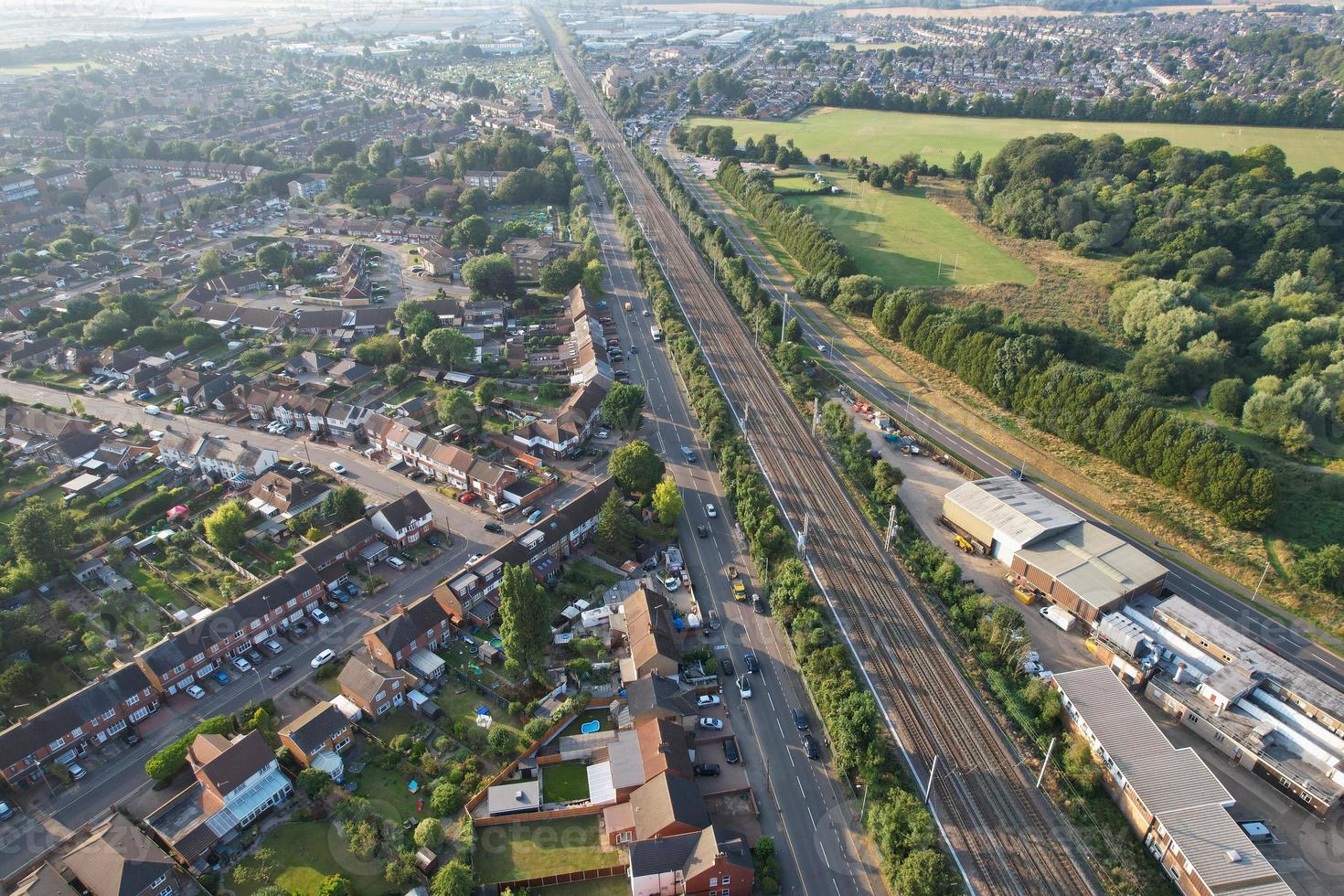 luchtfoto van de stad Luton in Engeland en spoorlijnen, woonwijk foto