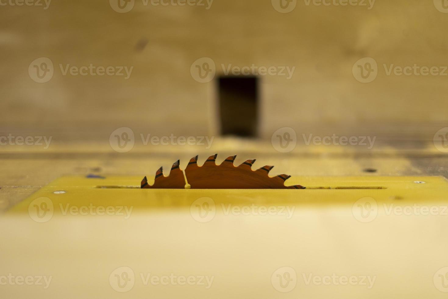 zaagblad in tafel. zaag voor snijplank. tanden op schijf. foto