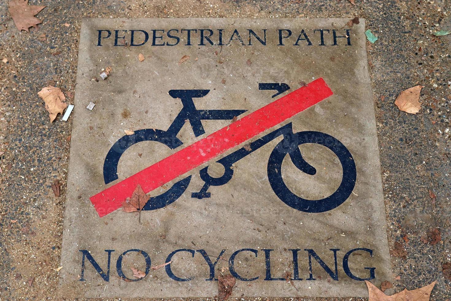 geschilderde fietsborden op asfalt gevonden in de stadsstraten van duitsland. foto