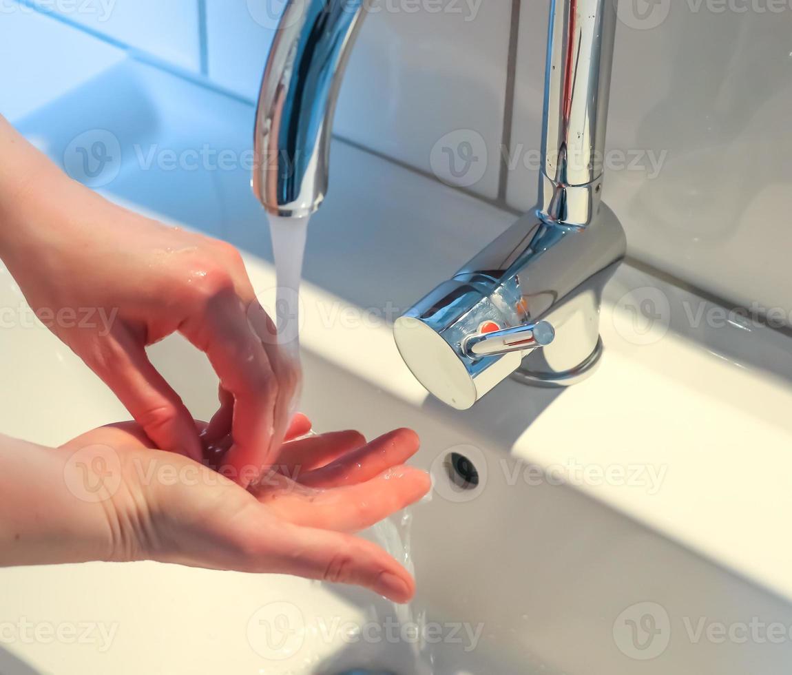 handen wassen en handen wassen met zeep preventie voor uitbraak van coronavirus covid-19 foto