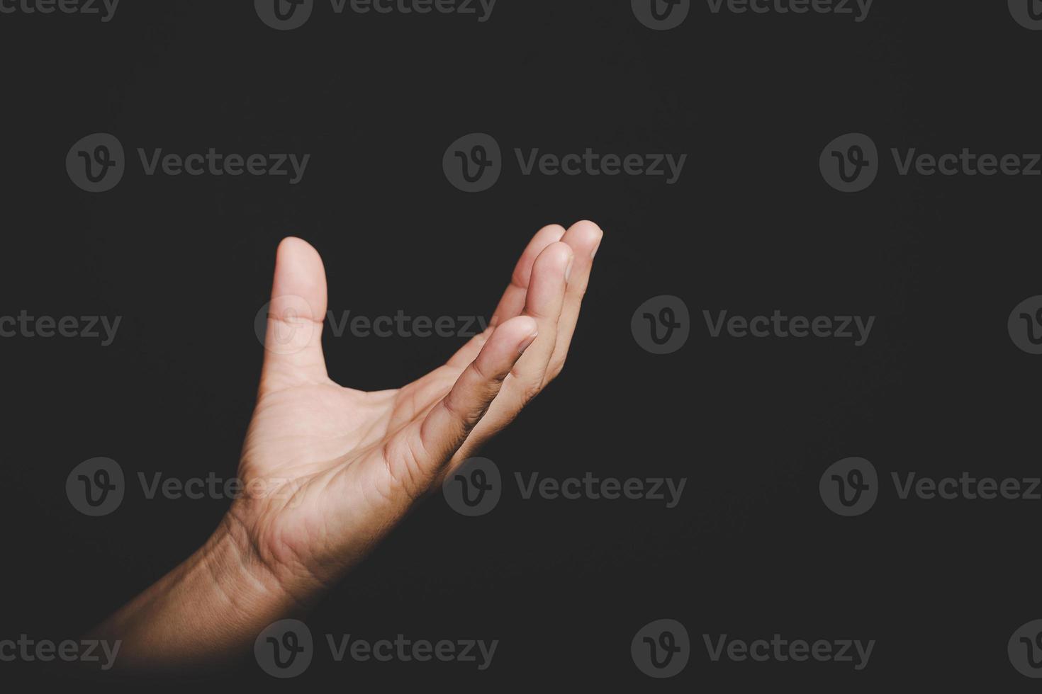 close-up aziatische christelijke vrouw handen persoon bidden en aanbidden voor god zij dank in de kerk met zwarte achtergrond, het concept voor geloof, spiritualiteit en religie foto