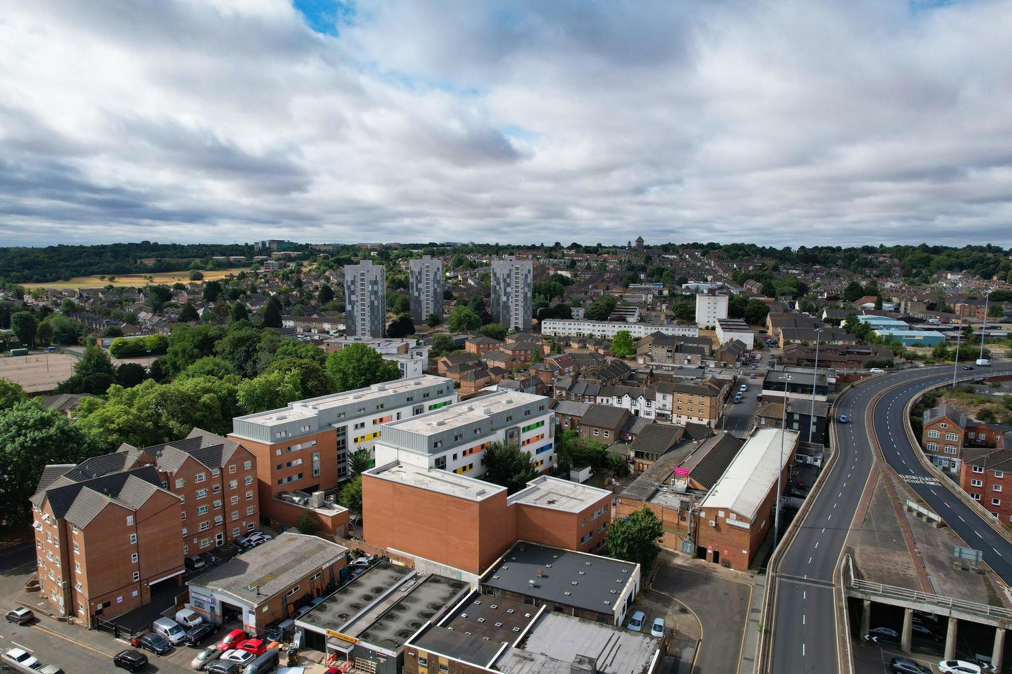 luchtfoto van het stadscentrum en gebouwen in de stad luton in engeland vanaf het centraal station van het verenigd koninkrijk, drone's redactionele beelden met een hoge hoek. foto