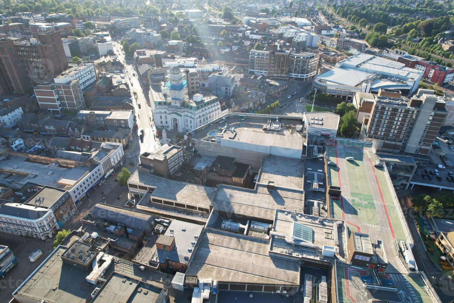 hoge hoek drone's uitzicht op het stadscentrum en het treinstation van luton, luton engeland. luton is stad en gemeente met de status van gecentraliseerd gezag, in het ceremoniële graafschap bedfordshire foto