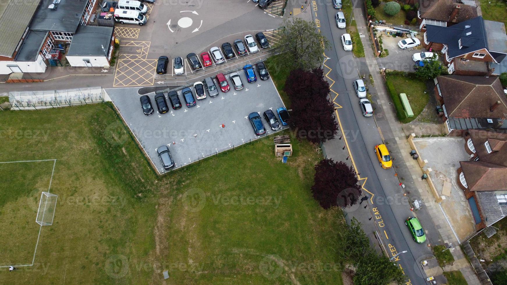 een luchtopname en een hoge kijkhoek van de speelplaats van een middelbare school van jongens in de stad Luton in Engeland, Britse snelwegen en snelwegen foto