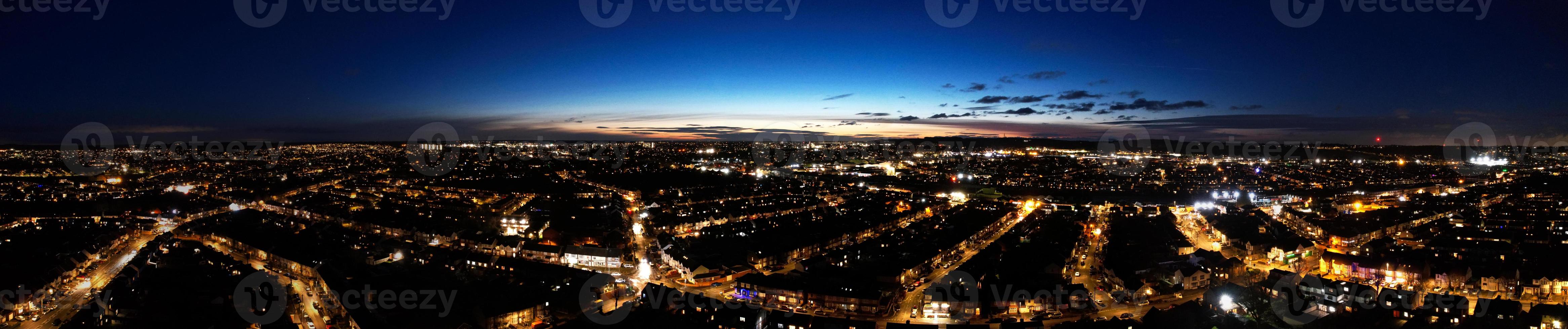 prachtige nachtelijke luchtfoto van de britse stad, hoge hoek drone's beelden van luton stad van engeland uk foto