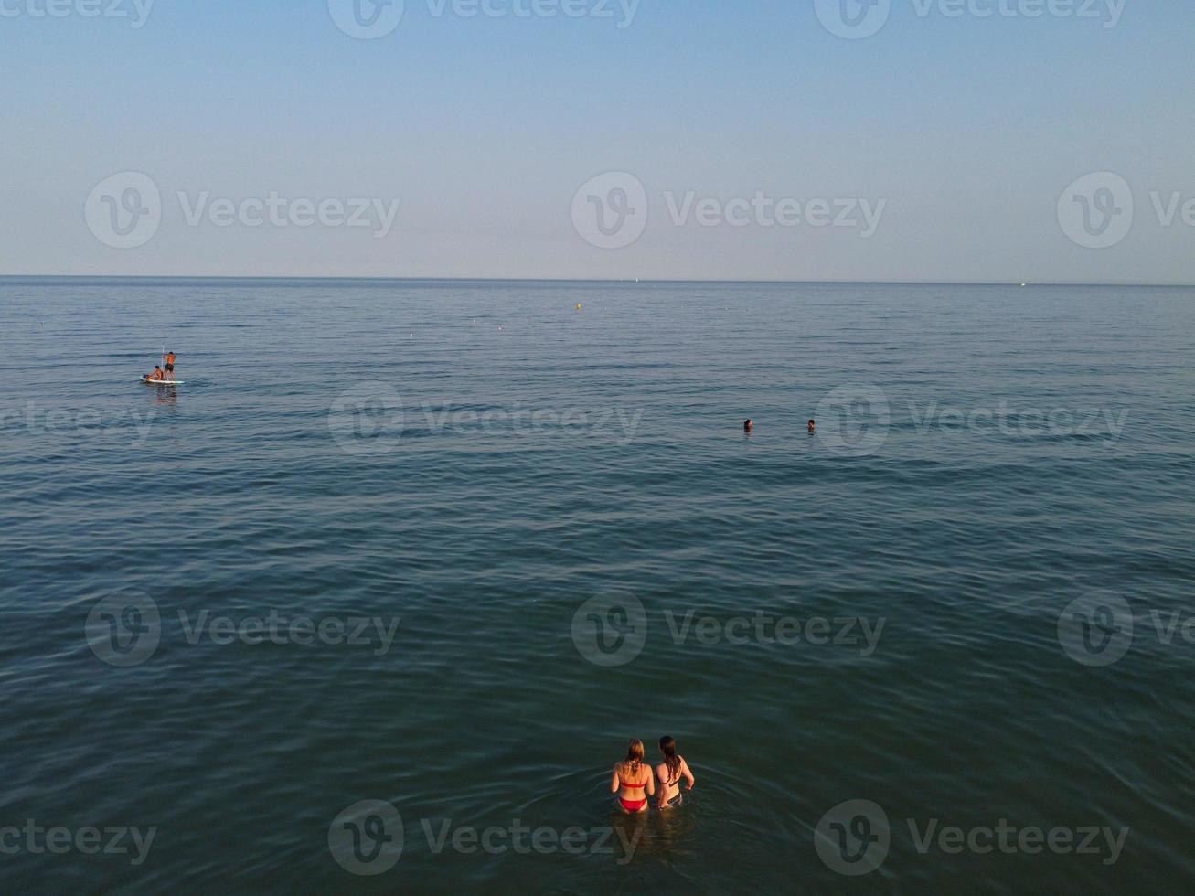 hoge hoek uitzicht op zee strand met mensen in bournemouth city of engeland uk, luchtfoto beelden van de britse oceaan foto