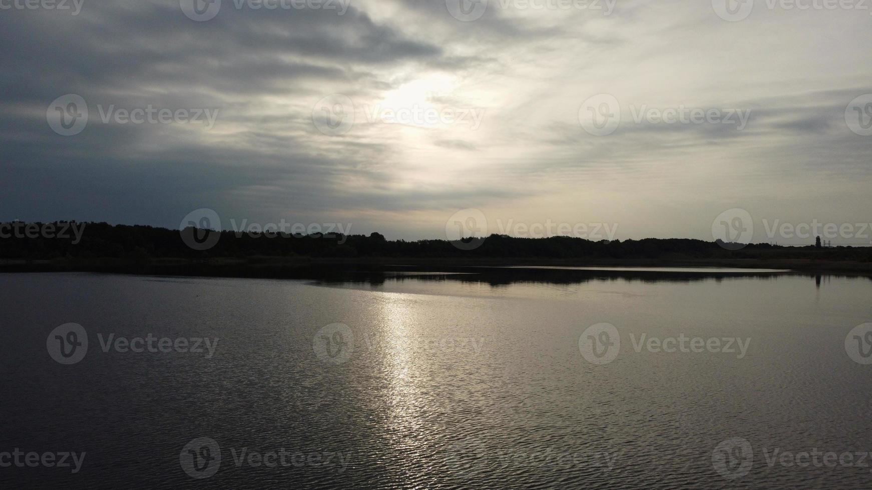 luchtfoto en hoge hoek beeld schattige watervogels zwemmen in het stewartby meer van engeland uk op mooie vroege ochtend bij zonsopgang foto