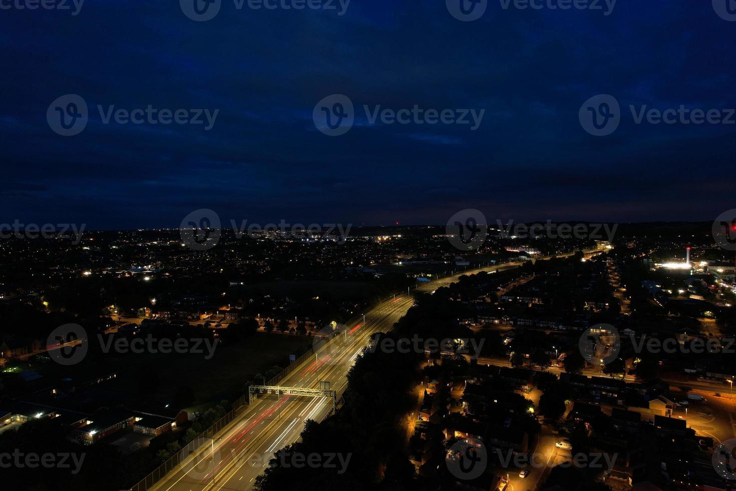 prachtige luchtfoto hoge hoekmening van Britse snelwegen en verkeer in Luton Town of England UK 's nachts na zonsondergang foto