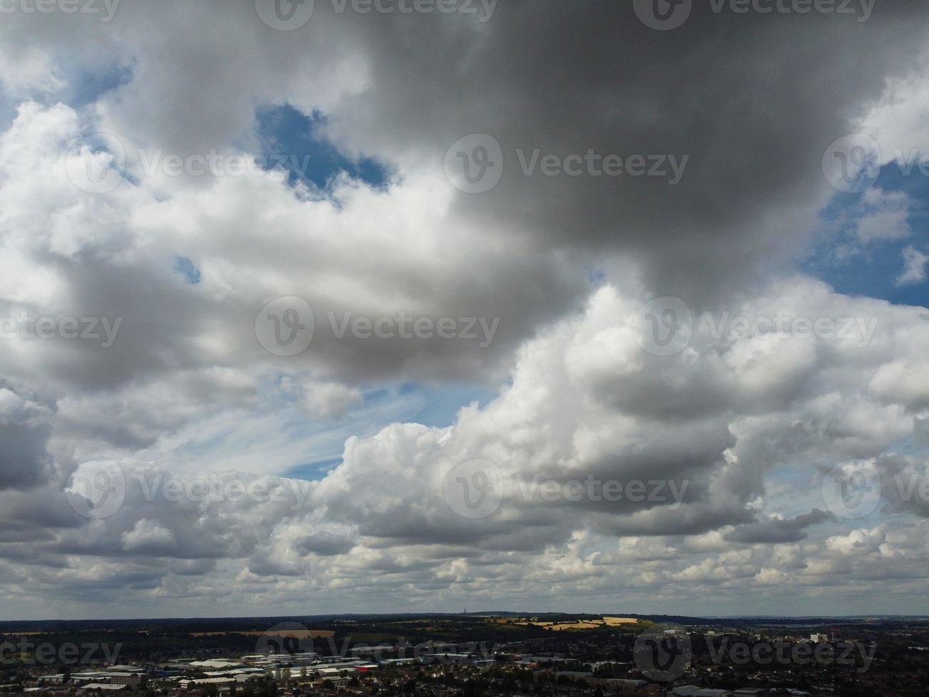 mooiste lucht met dikke wolken boven de britse stad op een warme zonnige dag foto