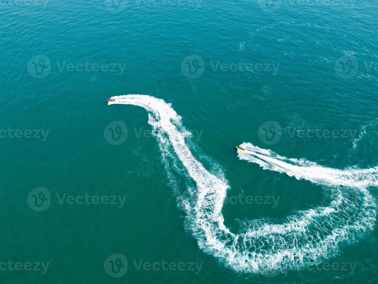 hoge hoekbeelden en luchtfoto van de oceaan met hogesnelheidsboten, mensen hebben plezier en genieten van het heetste weer op de strandboulevard van bournemouth in engeland uk. foto