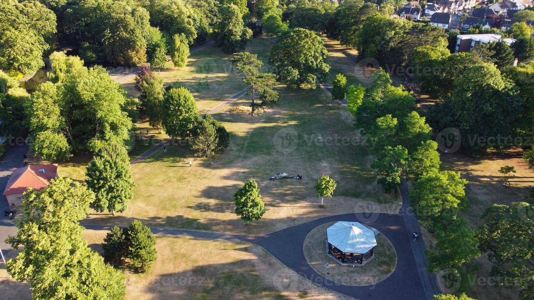 hoge hoek drone's luchtbeelden van watervogels in het meer Britse ganzen en meeuwen haasten zich om voedsel te eten in het wardown park van luton stad van engeland uk foto