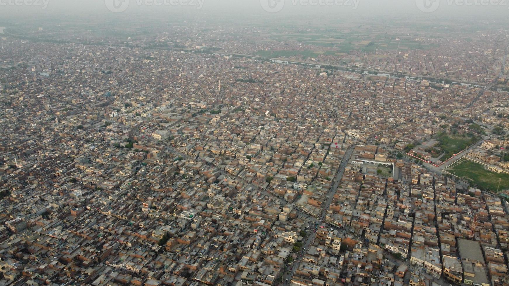 hoge hoekmening van gujranwala stad en woonhuizen bij overvolle antenne van punjab pakistan foto