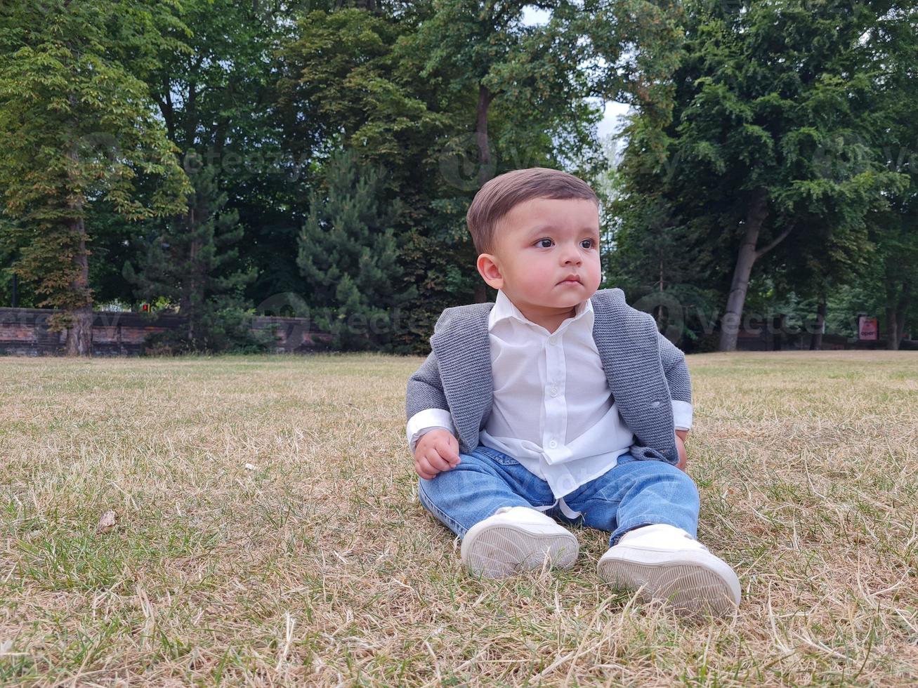 schattige kleine baby baby poseert in een plaatselijk openbaar park in de stad Luton in Engeland foto