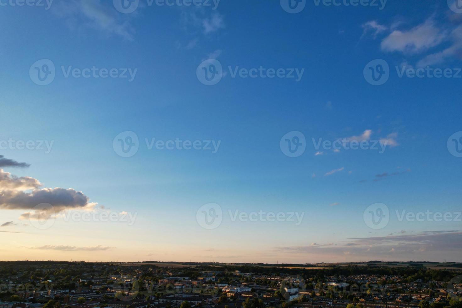 luchtbeelden door drone vanuit een hoge hoek bekeken van londen luton stad van engeland groot-brittannië foto
