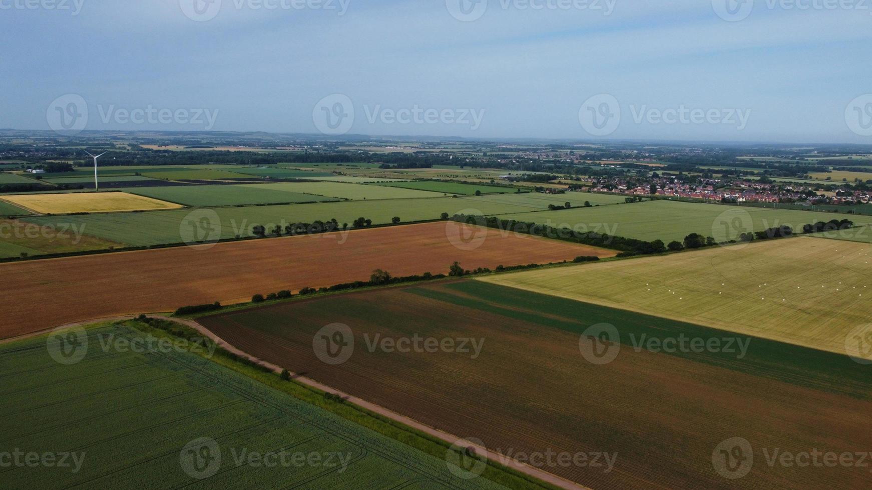 luchtbeelden hoge hoekmening van groene energie natuurlijke generatoren bronnen van windturbines en zonnepanelen boerderijen in engeland uk foto