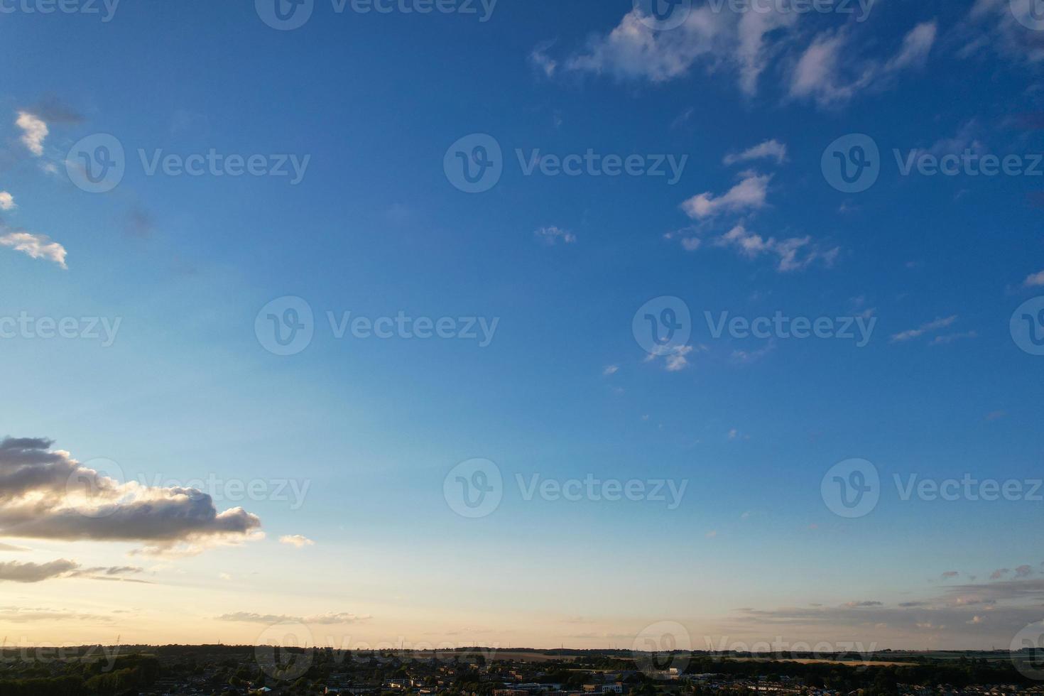 luchtbeelden door drone vanuit een hoge hoek bekeken van londen luton stad van engeland groot-brittannië foto