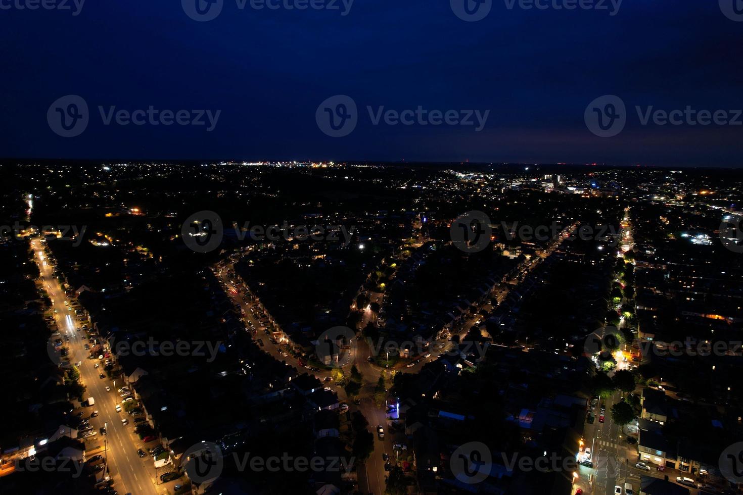 prachtig nachtzicht vanuit de lucht van de verlichte stad Luton in Engeland, de hoge hoekbeelden van de drone. foto