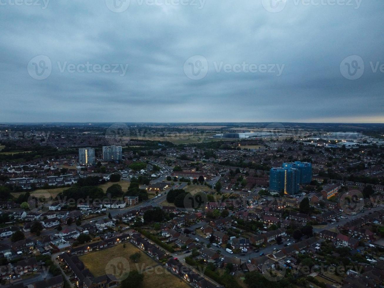 prachtige nachtelijke luchtfoto van de britse stad, hoge hoek drone's beelden van luton stad van engeland uk foto