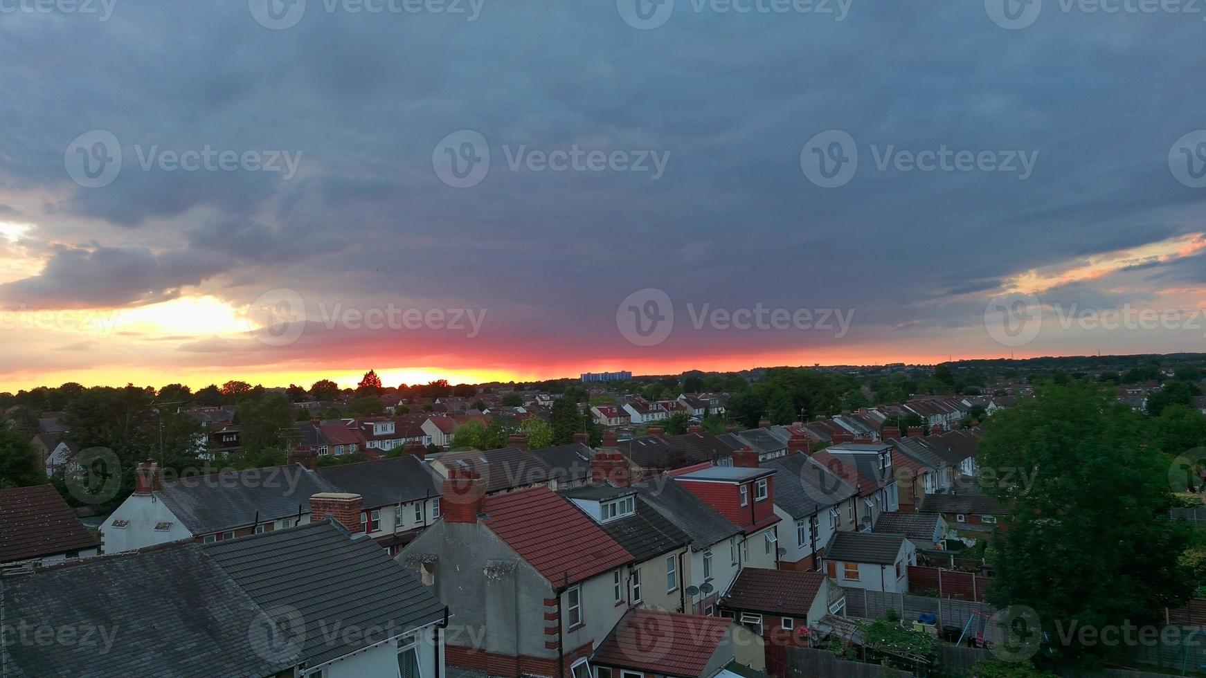 luchtfoto van luton woonhuizen bij prachtige zonsondergang en kleurrijke wolken en lucht boven de stad luton in engeland foto