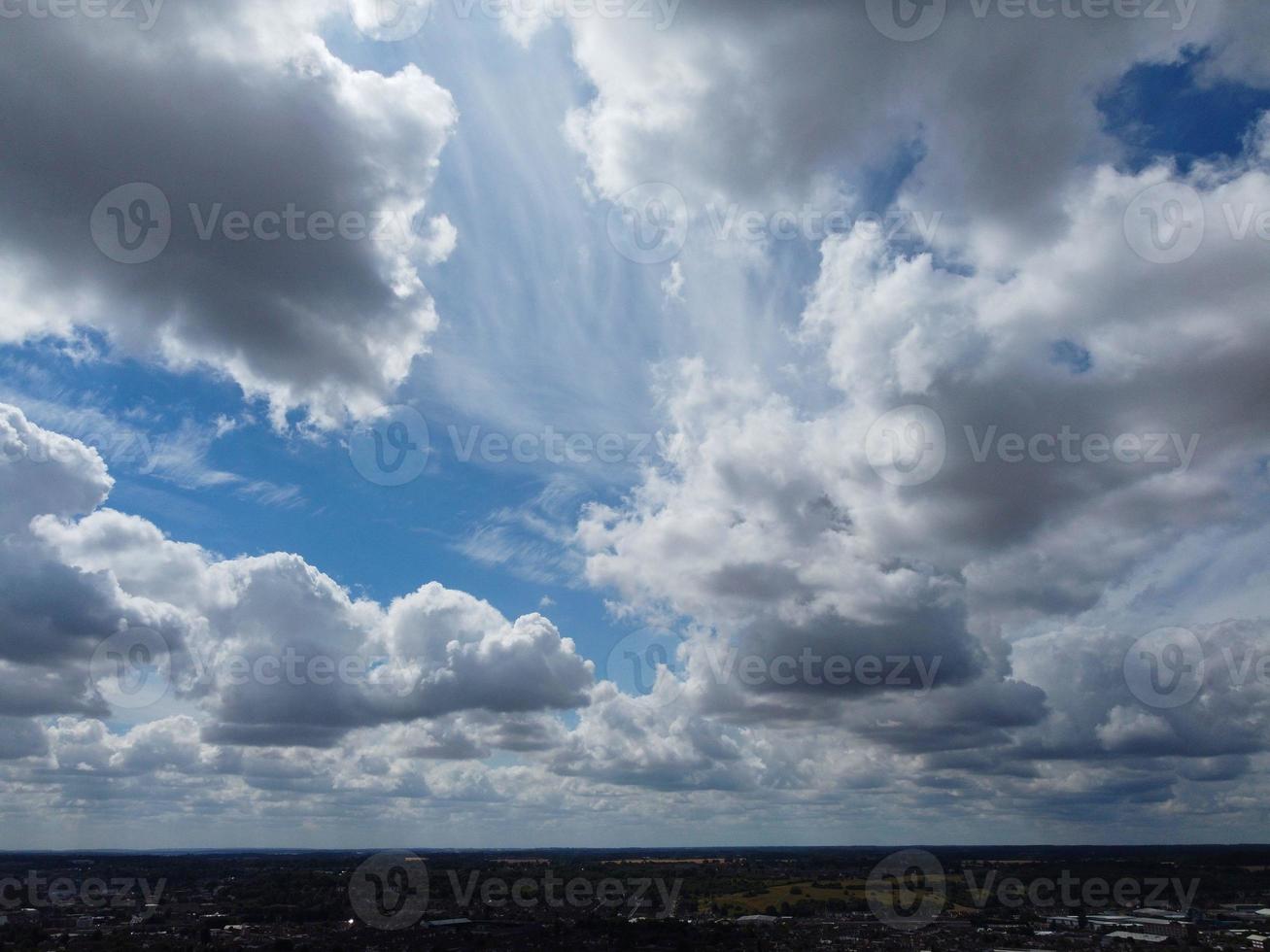 mooiste lucht met dikke wolken boven de britse stad op een warme zonnige dag foto