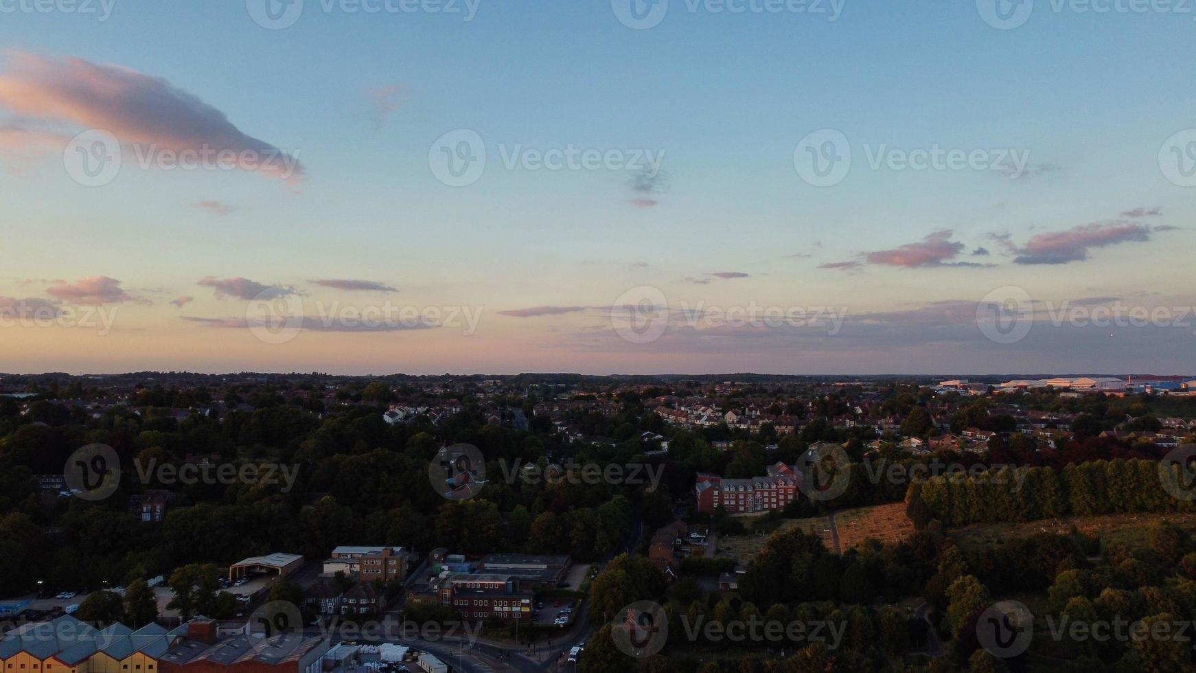 drone's luchtfoto vanuit een hoge hoek van het stadscentrum van Luton, de stad Engeland en het treinstation foto