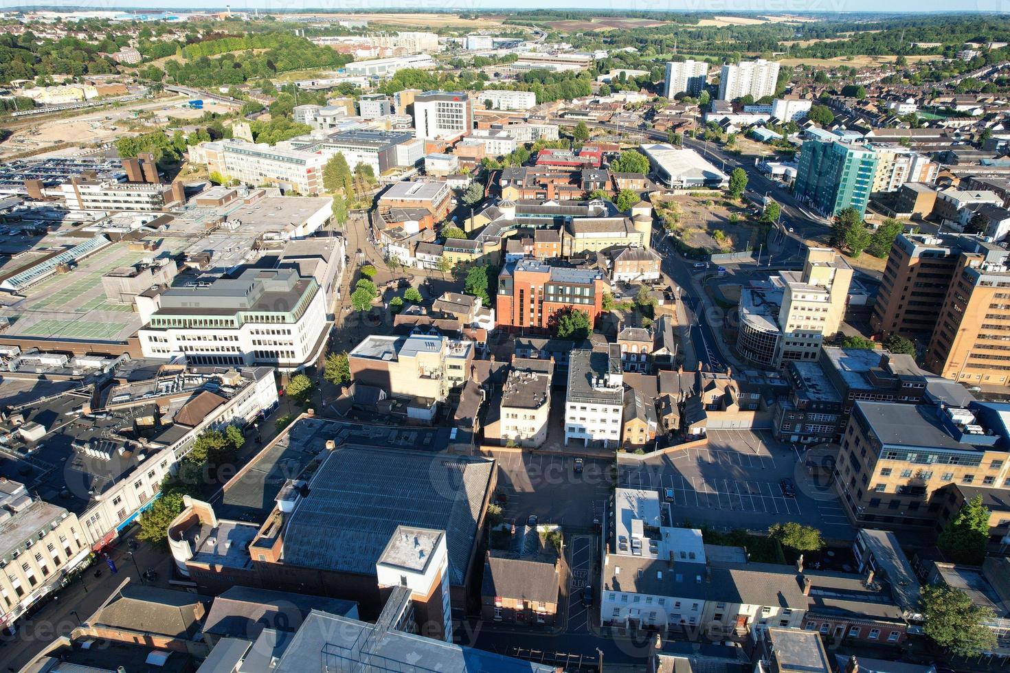 hoge hoek drone's uitzicht op het stadscentrum en het treinstation van luton, luton engeland. luton is stad en gemeente met de status van gecentraliseerd gezag, in het ceremoniële graafschap bedfordshire foto