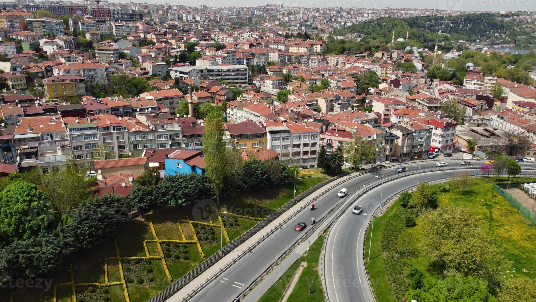 luchtfoto van de stad, de wegen en de brug over de rivier de Bosporus istanbul foto