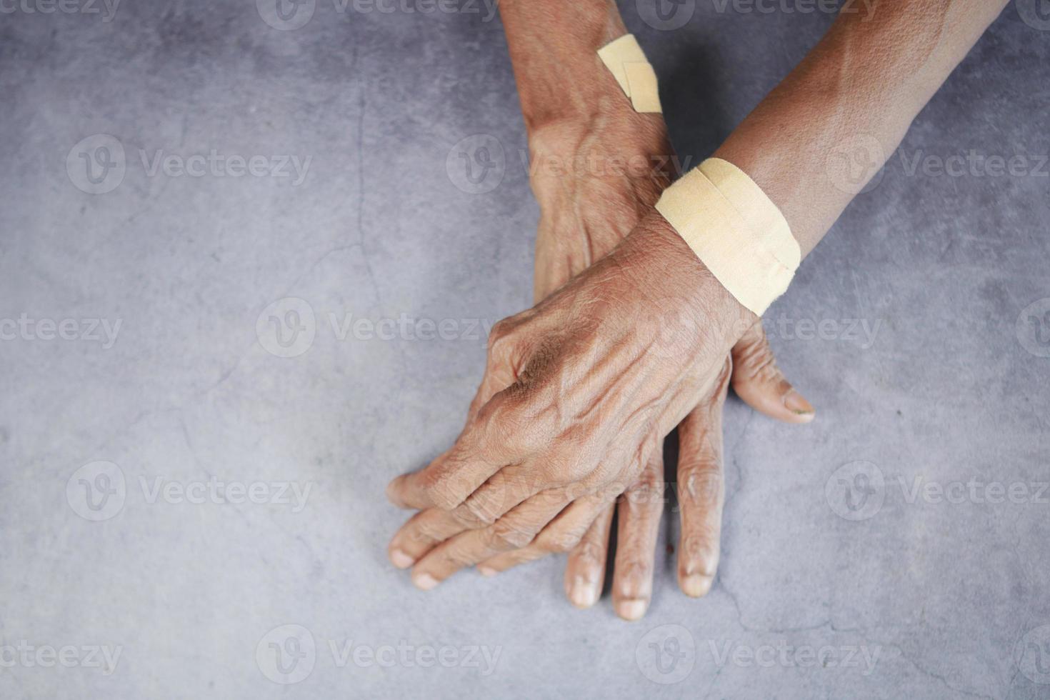 senior handen met gaasverband eromheen gewikkeld. foto