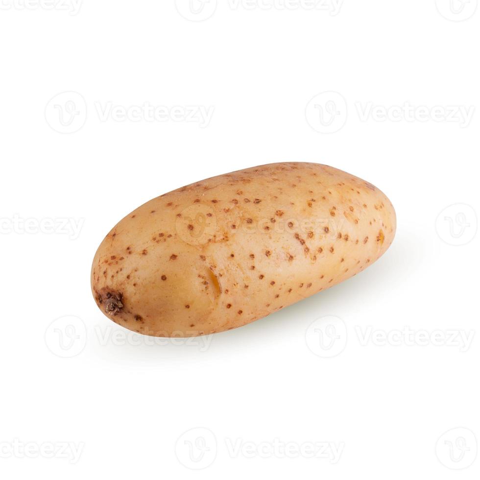 rauwe aardappelen geïsoleerd op een witte achtergrond. foto
