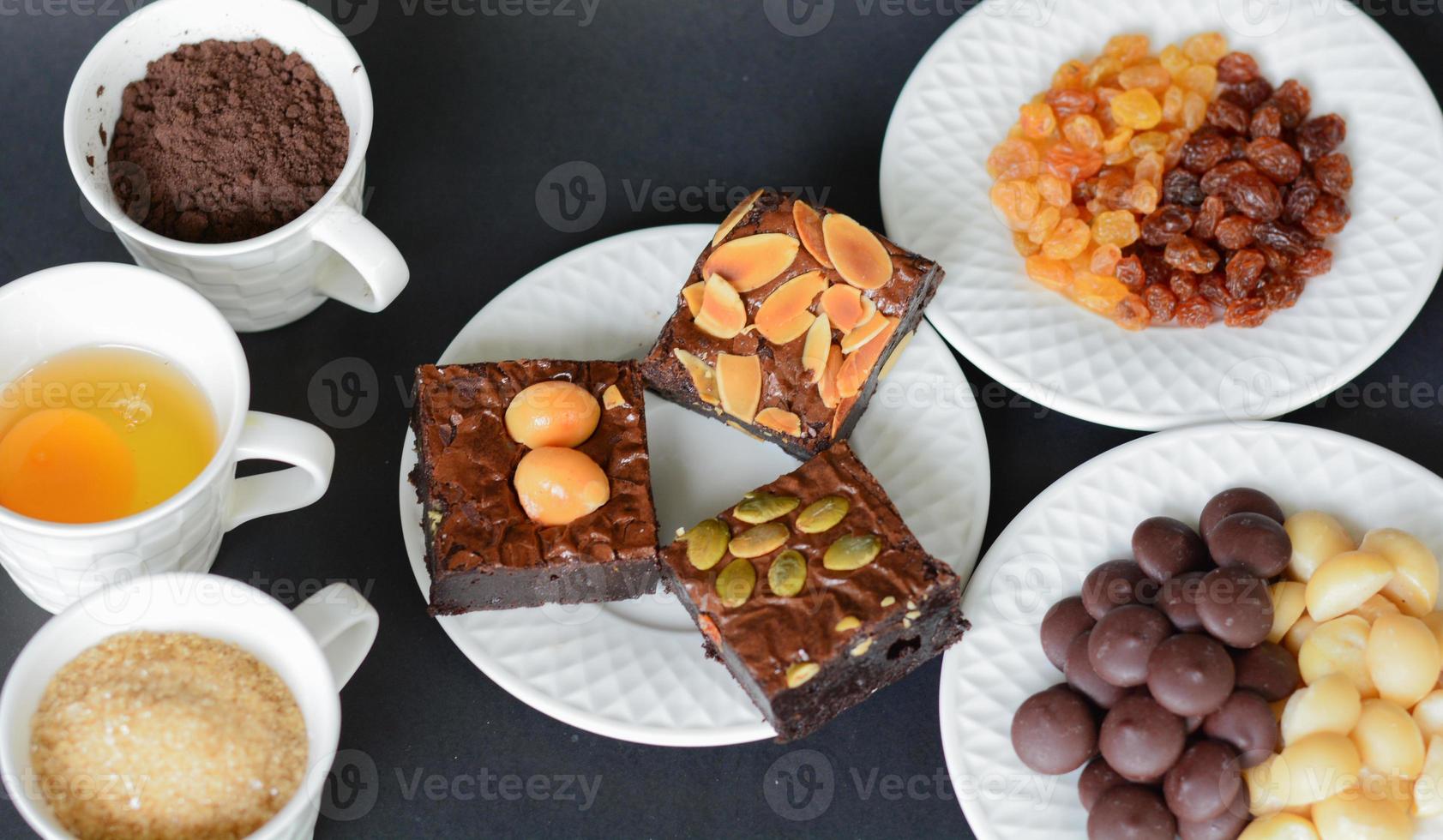 heerlijke zelfgemaakte chocolade brownie, ingrediënten van brownie, close-up fudge brownie, zelfgemaakte bakkerij en dessert, stukjes verse brownie, zoetwaren concept. foto