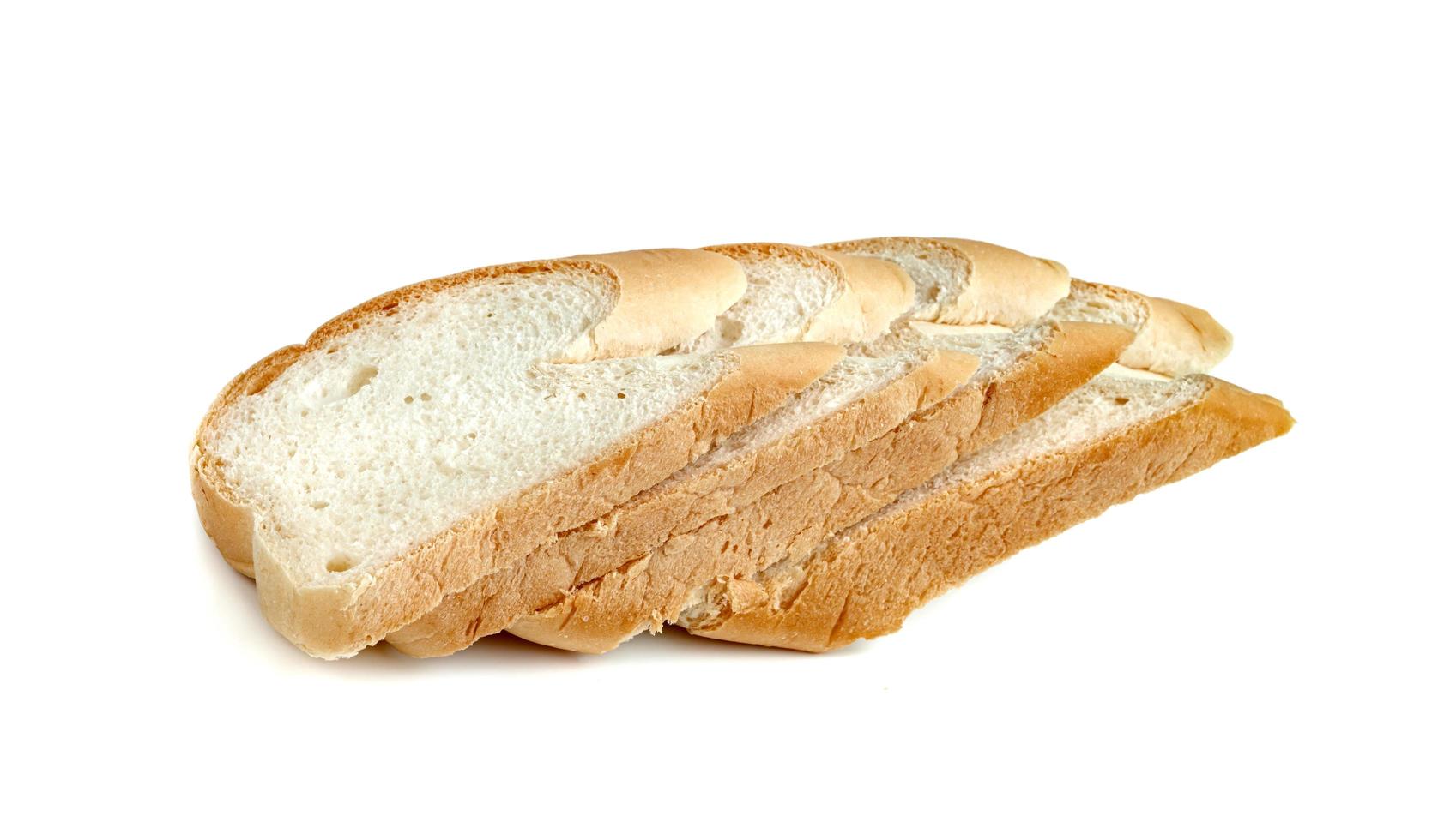 Gesneden Frans stokbrood brood geïsoleerd op een witte achtergrond foto