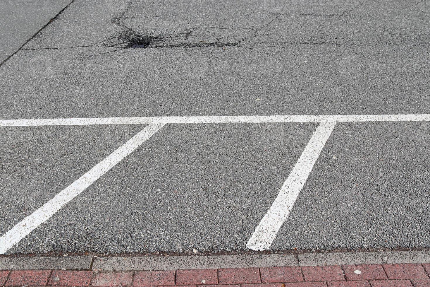 verschillende tekens en markeringen geschilderd op het aspalt van straten en wegen. foto