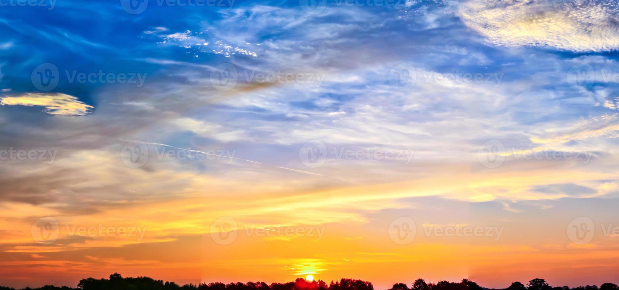 prachtig panorama met hoge resolutie van oranje en rode zonsondergangwolken in de avondlucht foto