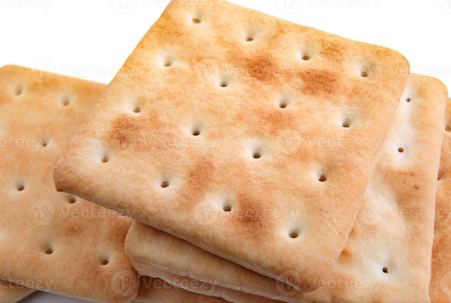 een stapel vierkante knapperige crackers op een witte achtergrond. een bovenaanzicht. foto