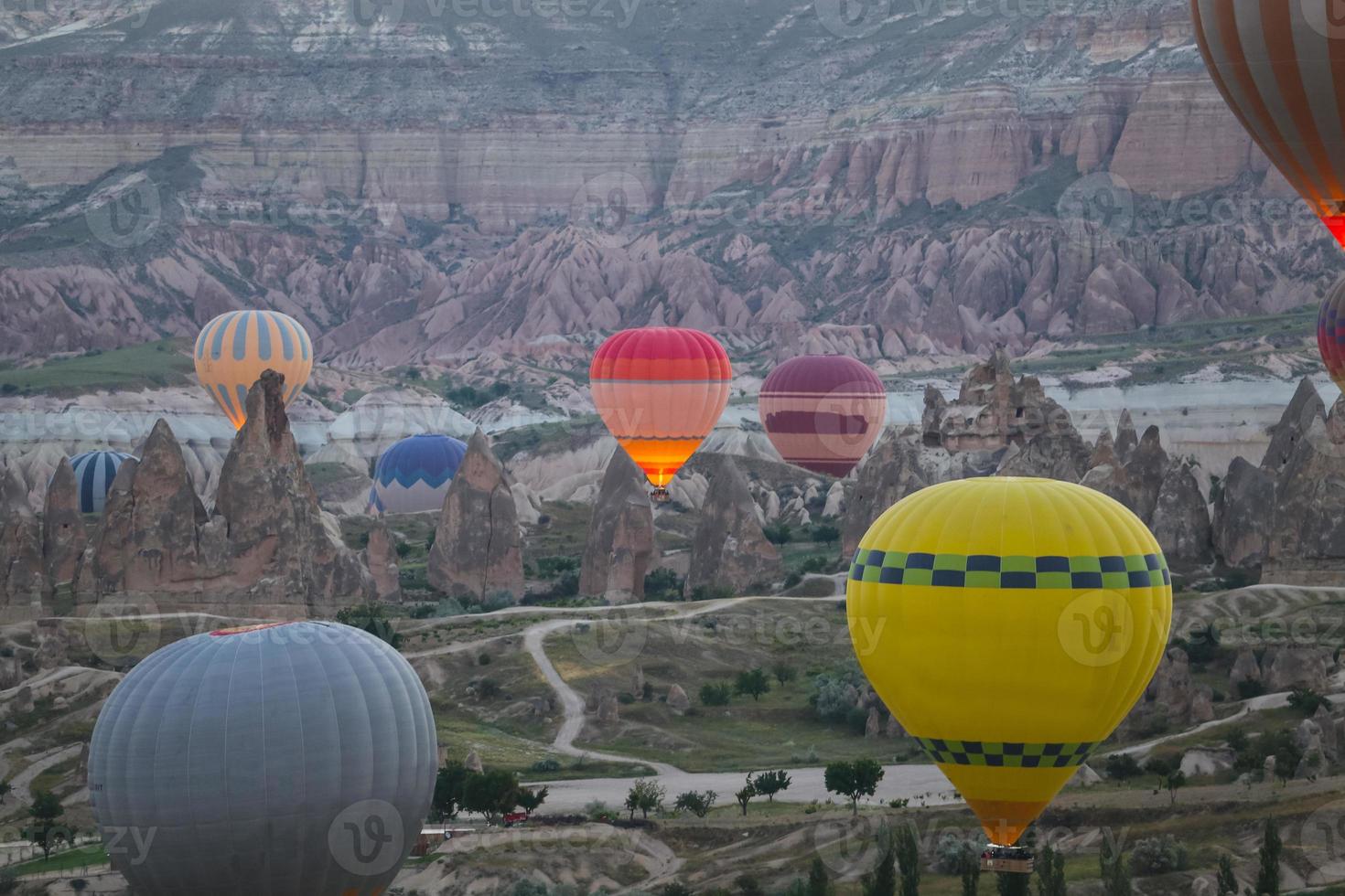 heteluchtballonnen in de valleien van Cappadocië foto