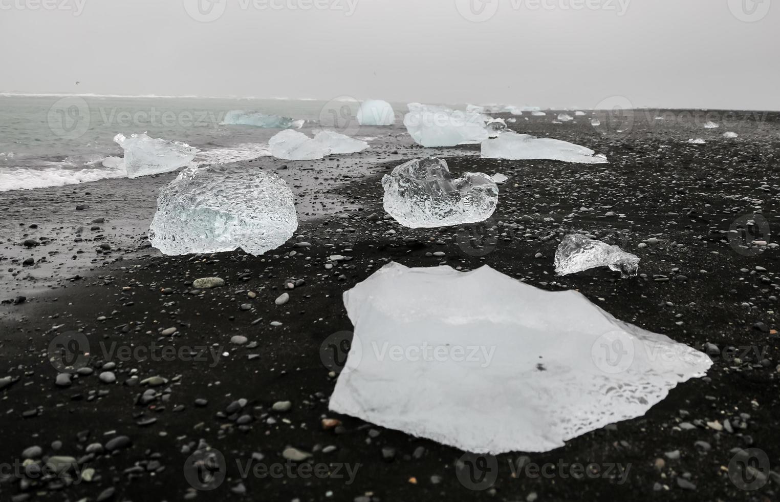 ijs op het strand van jokulsarlon, ijsland foto