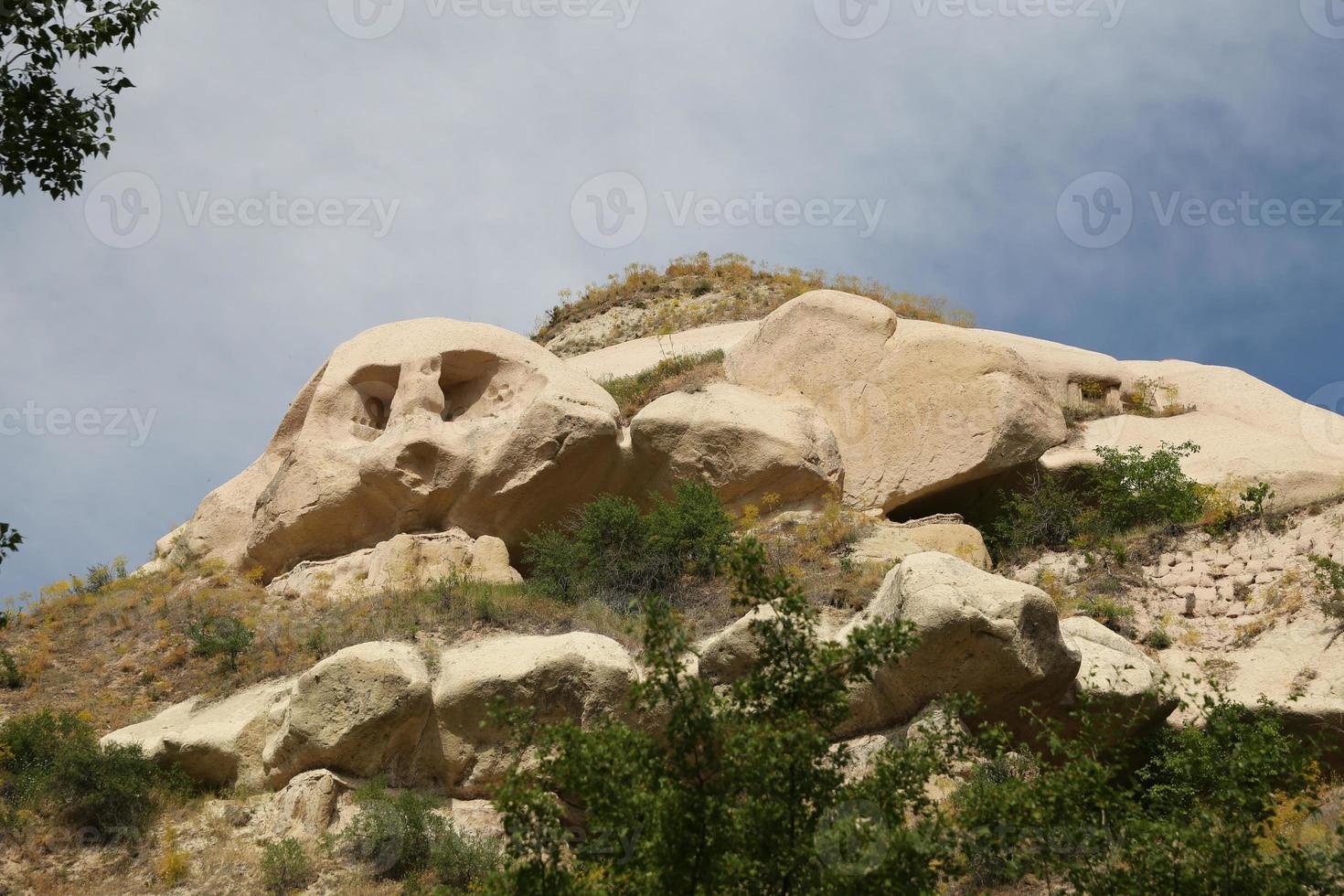 rotsformatie in duivenvallei, cappadocië foto