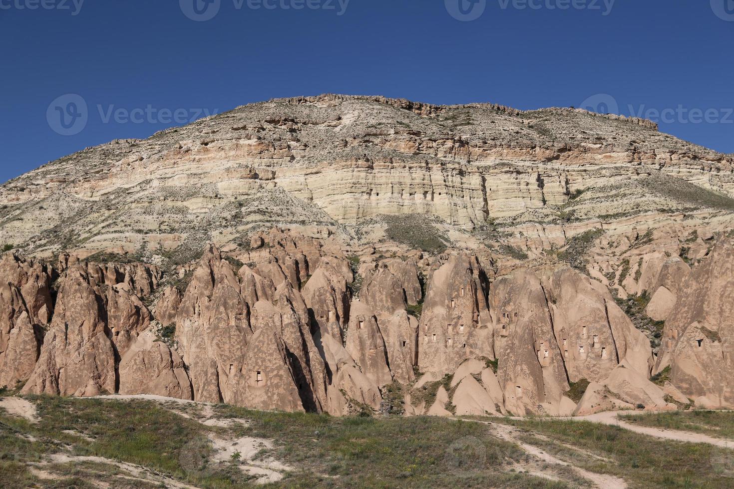 rozenvallei in het dorp Cavusin, Cappadocië foto