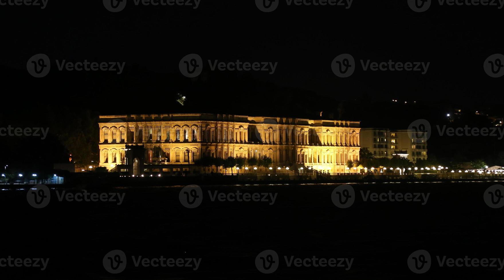 ciragan-paleis in de stad istanbul foto