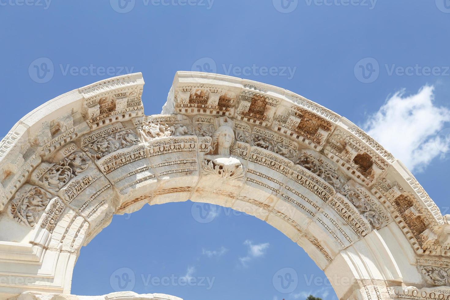 tempel van Hadrianus in de oude stad van Efeze foto