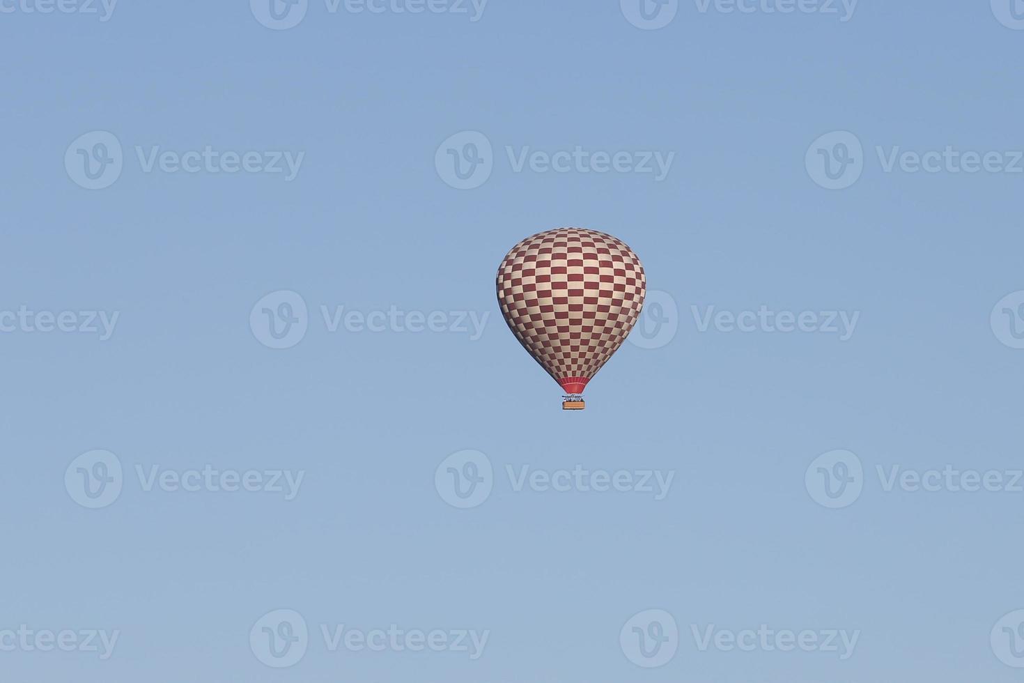 heteluchtballon boven de stad Göreme foto