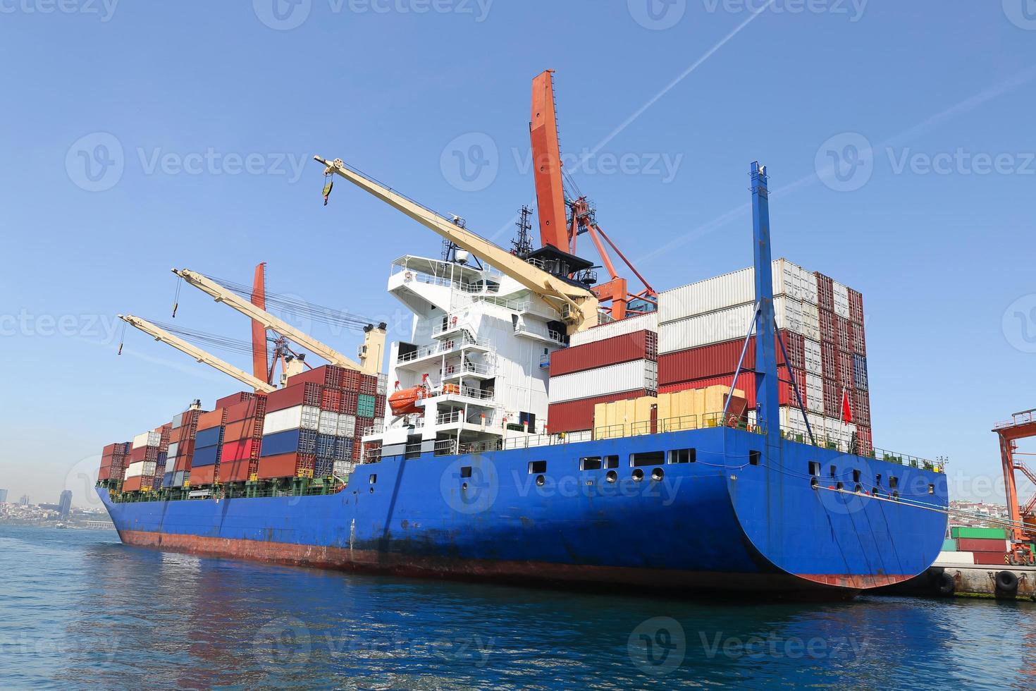 containerschip in de haven foto