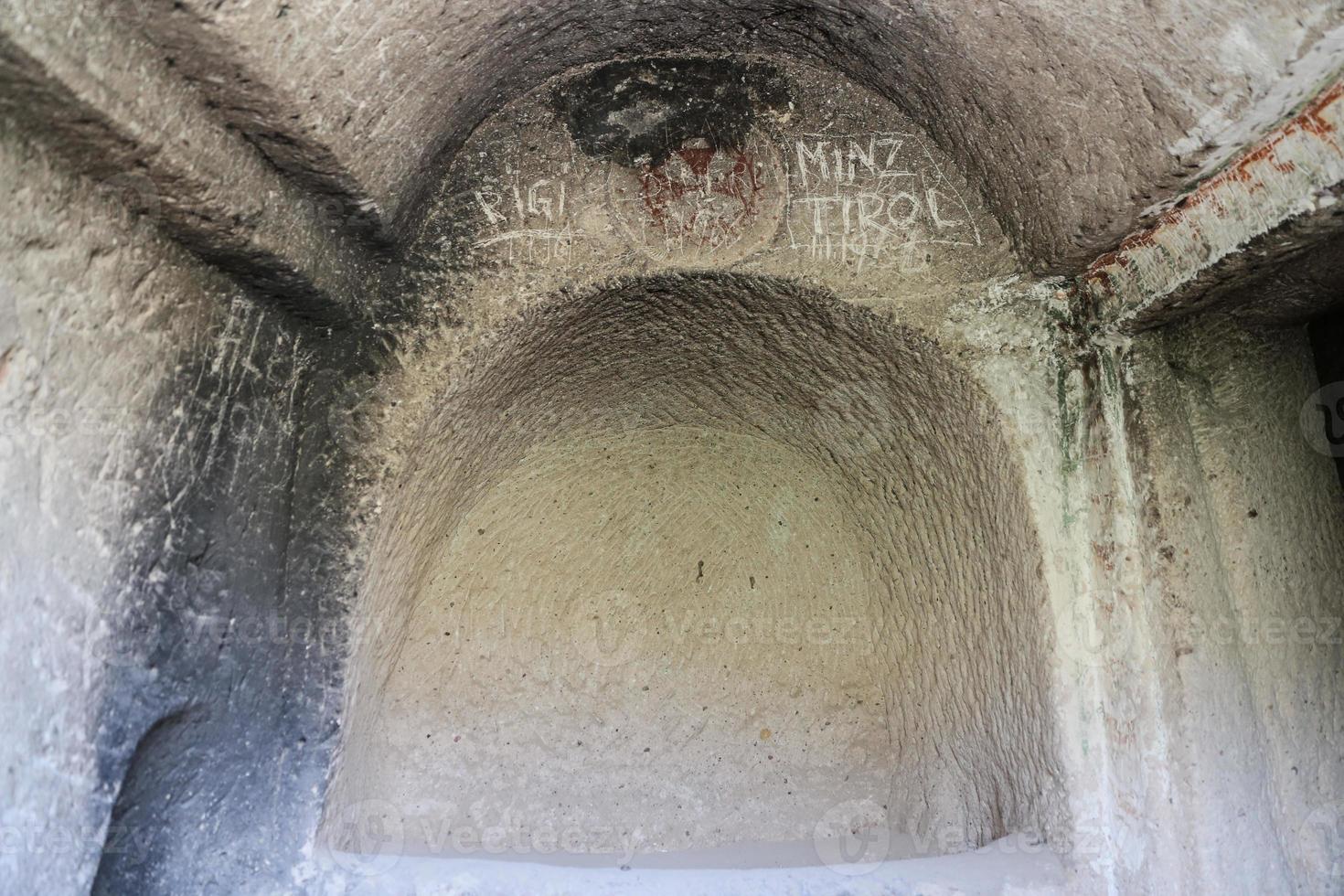 binnenkant van een grotkerk, cappadocië, turkije foto